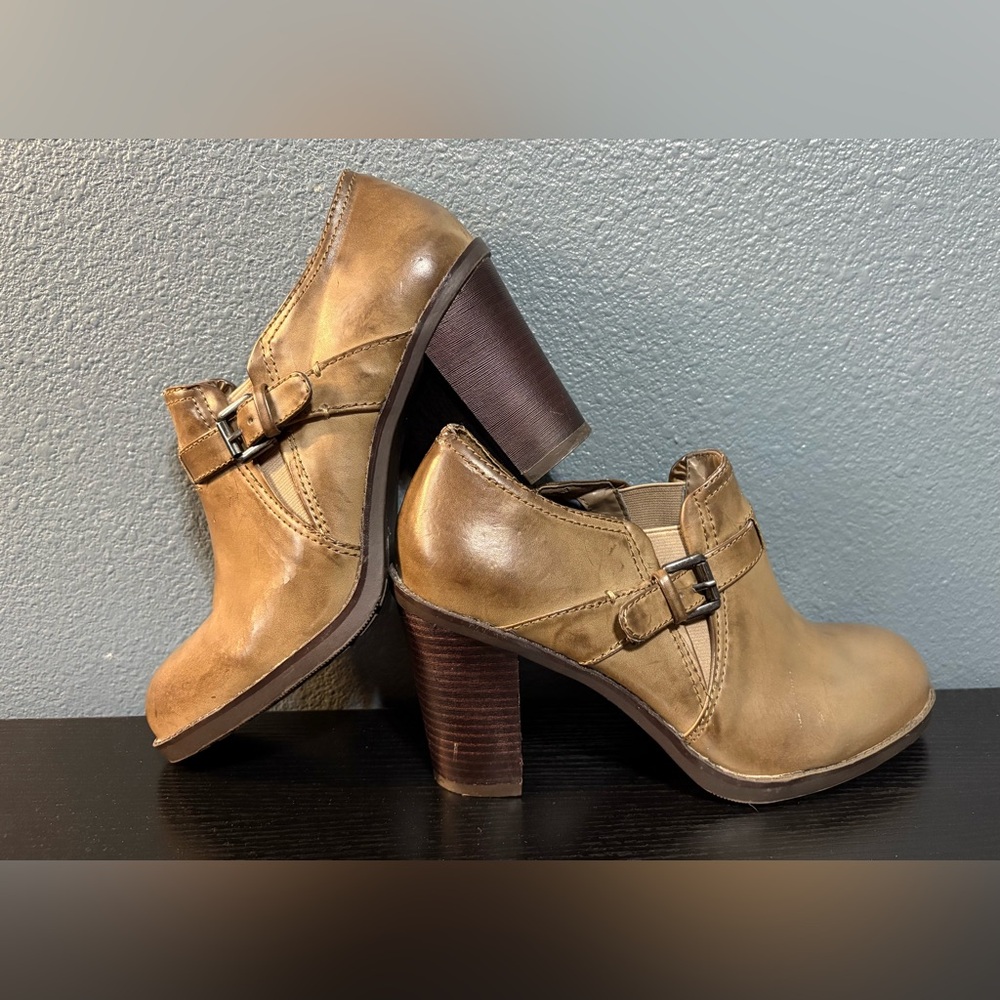 White Mountain Ticket Distressed Taupe Ankle Booties - 9